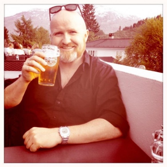 Kåre Garnes enjoying a beer in Sogndal